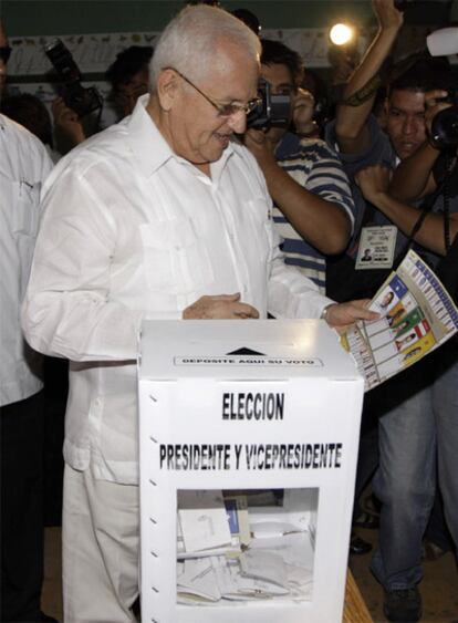 El presidente de facto Roberto Micheletti, depositando su voto en El Progreso, Honduras