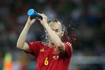 Iniesta se refresca durante el partido.