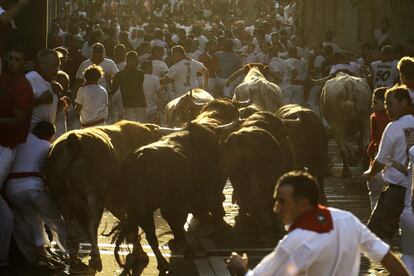 Los toros de la ganadería de Fuente Ymbro son los protagonistas del cuarto encierro de San Fermín por las calles de Pamplona.