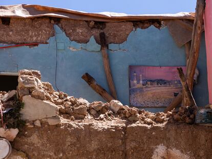 DVD1177. TAGADIRT, PROVINCIA DE CHICHAOUA. 10/09/2023. Reportaje, dos días después del terremoto. En la imagen,  interior de una casa derruida con una cuadro de la Meca. 