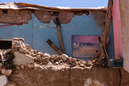 Interior of a collapsed house in Tagadirt, with a painting of Mecca.