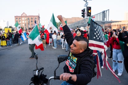 Manifestantes ondean banderas mexicanas y corean consignas en contra de los arrestos y deportaciones de migrantes por parte de las agencias del Gobierno de Estados Unidos, este domingo en Los ?ngeles, California. 