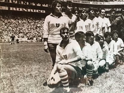 La selección femenina mexicana de fútbol, en 1971, en el Estadio Azteca.