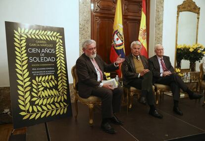 Desde la izquierda, Darío Villanueva, Felipe González y Víctor García de la Concha, en la presentanción.