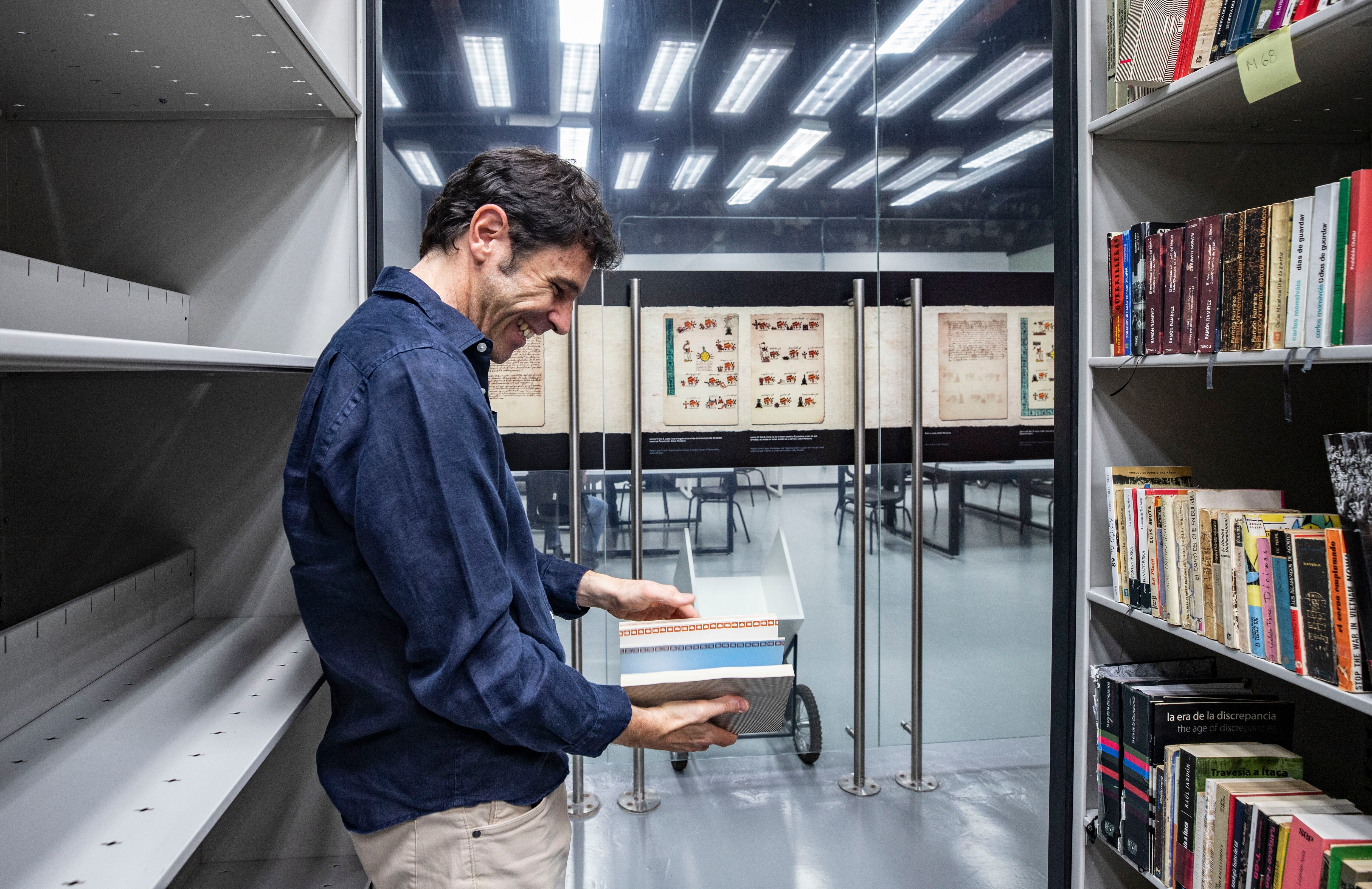 Ander Azpiri revisa un libro en Centro de documentación.