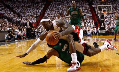 LeBron James lucha con Rajon Rondo