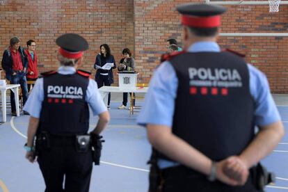 Dos agente de los Mossos en un colegio de Figueras.