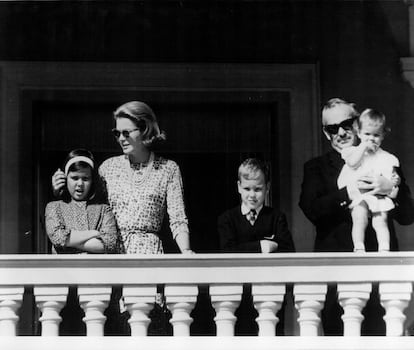 Los príncipes con sus hijos en el balcón de palacio en 1966.