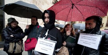 Concentración de profesores interinos ante el Palau de la Generalitat.