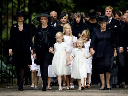 La familia real holandesa, encabezada por la reina Beatriz, la princesa Mabel y las hijas de Friso, Luana y Zaria, en el funeral de Friso. Detr&aacute;s, los reyes Guillermo Alejandro y M&aacute;xima y sus hijas.