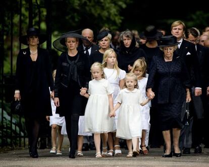 La familia real holandesa, encabezada por la reina Beatriz, la princesa Mabel y las hijas de Friso, Luana y Zaria, en el funeral de Friso. Detr&aacute;s, los reyes Guillermo Alejandro y M&aacute;xima y sus hijas.