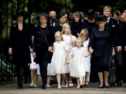 La familia real holandesa, encabezada por la reina Beatriz, la princesa Mabel y las hijas de Friso, Luana y Zaria, en el funeral de Friso. Detr&aacute;s, los reyes Guillermo Alejandro y M&aacute;xima y sus hijas.