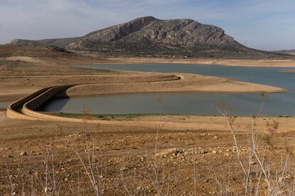 Vista del embalse de Guadalteba, en Málaga, donde ha emergido un antiguo puente al bajar drásticamente el nivel del agua.