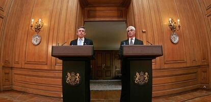 Gordon Brown y Alistair Darling (derecha) tuvieron que enfrentar la crisis bancaria. 