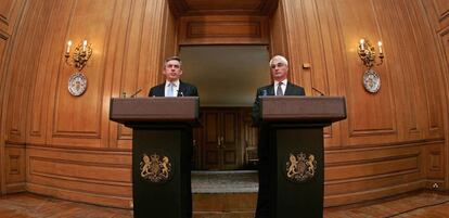 Gordon Brown y Alistair Darling (derecha) tuvieron que enfrentar la crisis bancaria.