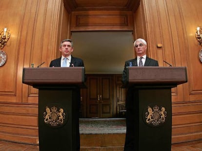 Gordon Brown y Alistair Darling (derecha) tuvieron que enfrentar la crisis bancaria. 