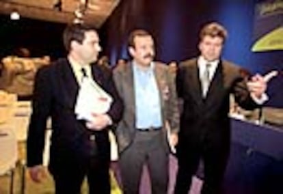 Sindicalistas y Juan Villalonga, tras el pacto de 'stock options' para la plantilla de Telefónica