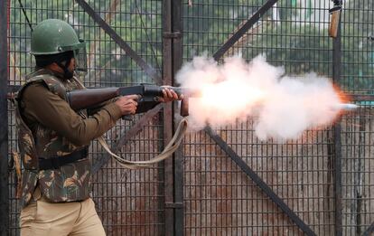 Un policía antidisturbios dispara gases lacrimógenos contra las personas que se manifiestan en Nueva Delhi contra contra una enmienda a la ley de ciudadanía india que discrimina a las personas de religión musulmana.