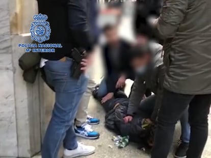 Momento de la detención del supuesto agresor del niño a las puertas de su colegio en Madrid.