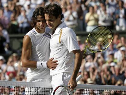 Nadal felicita a Federer tras la final de 2007 de Wimbledon.