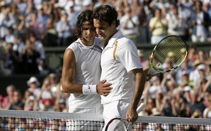 Nadal felicita a Federer tras la final de 2007 de Wimbledon.