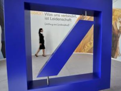 Una mujer pasa delante del logo del banco Deutsche Bank en Fráncfort (Alemania). EFE/Archivo