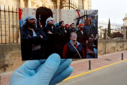 Penitentes de la hermandad del Huerto de Ronda durante el Domingo de Ramos, en abril de 2019. Al fondo el mismo lugar el Domingo de Ramos de este año.