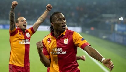 Sneijder y Drogba celebran un gol del Galatasaray.