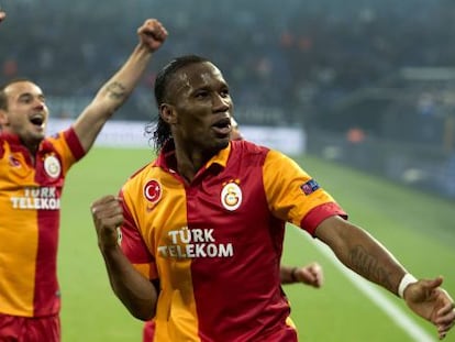 Sneijder y Drogba celebran un gol del Galatasaray.