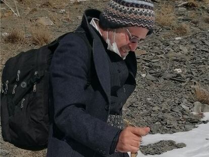 Kameel Ahmady viaja por las montañas durante su viaje de huida de Irán, en una imagen de su perfil de Facebook.