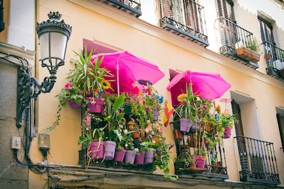 Un balcón decorado con flores y plantas en Madrid.