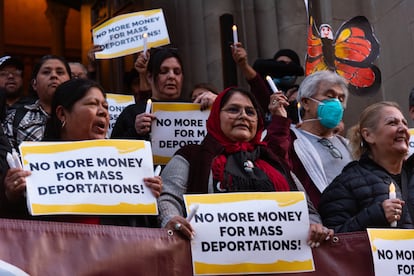 Varias mujeres participan en una vigilia por los derechos de los migrantes a las afueras de la iglesia presbiteriana Immanuel, en el centro de Los ?ngeles.