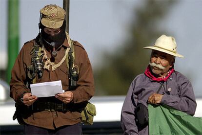 El <i>subcomandante Marcos</i> se dirige a cientos de seguidores frente al Congreso de México en marzo de 2001.