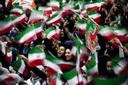 Estudantes iranianos erguem bandeiras do país durante o 36 aniversário da Revolução Islâmica na praça Azadi em Teerã.