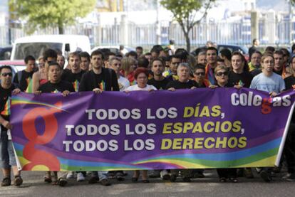 Un centenar de personas se concentraron ayer en la calle Oporto de Vigo, donde, en el verano de 2006, Jacobo Piñeiro apuñaló hasta la muerte a dos homosexuales.