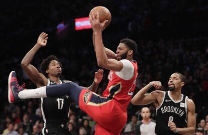 Anthony Davis captura un rebote entre Ed Davis y Dinwiddie.