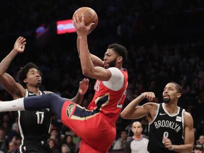 Anthony Davis captura un rebote entre Ed Davis y Dinwiddie.