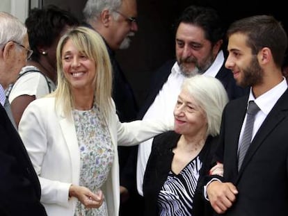 Ver&oacute;nica Pareja, nieta de Ana Mar&iacute;a Matute, abraza a Mar&iacute;a Pilar Matute, hermana de la escritora, a la salida del funeral de la autora.