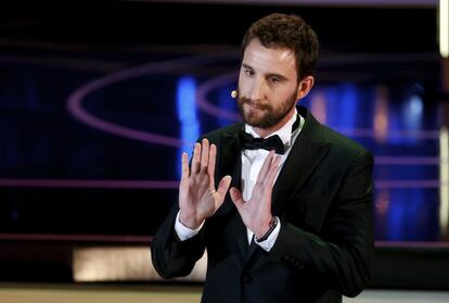 <b>2015</b>. La gran triunfadora de este año fue 'La isla mínima', que consiguió 10 estatuillas, y el protagonista de la noche, Dani Rovira, que además de presentar la gala ganó el galardón a mejor actor revelación por 'Ocho apellidos vascos'. Un emocionado Antonio Banderas recogió el Goya de honor de manos del director Pedro Almodóvar. La gala se trasladó al sábado y, a pesar de sus casi cuatro horas de duración, mejoró sus datos de audiencia.