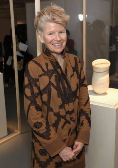 Jennifer Lee posa junto a su obra, ganadora del Loewe Craft Prize.