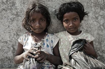 Muchos niños de la etnia santhal, sobre todo los que viven en las zonas más remotas, no suelen acudir a la escuela. Dos niñas santhal recogen basura para reciclarla y ganar unas rupias que ayuden a la familia a salir adelante.