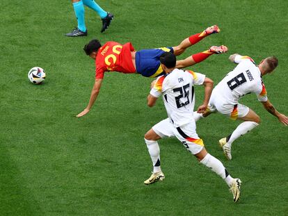 Kroos hace volar a Pedri tras una dura entrada. El español perdonó a Kroos a pesar de que lo lesionó.