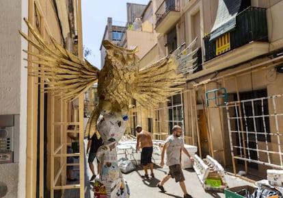 Els veïns guarneixen el carrer Progrés aquest divendres.