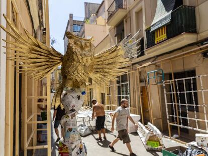 Els veïns guarneixen el carrer Progrés aquest divendres.