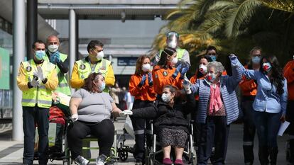 Gloria (l) leaves the Ifema field hospital in a wheelchair on Friday.