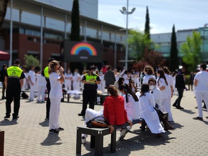 Sanitarios de Ifema fuera del recinto de lo que ha sido el hospital de campaña mientras dentro se celebraba el acto institucional de cierre.