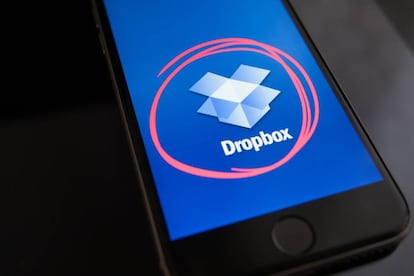 Un &acute;smartphone&#039; con la aplicaci&oacute;n Dropbox.