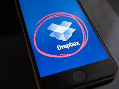 Un &acute;smartphone&#039; con la aplicaci&oacute;n Dropbox.