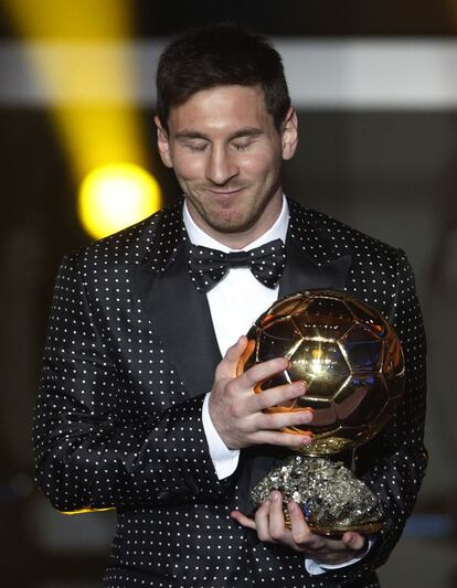 El jugador argentino del FC Barcelona, Lionel Messi, posa con el trofeo FIFA Balón de Oro, que le distingue como el mejor jugador del mundo por cuarta vez consecutiva, durante la gala del Balón de Oro.