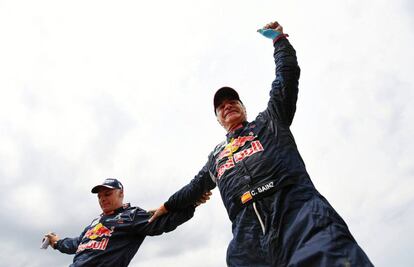 El piloto y copiloto españoles Carlos Sainz (derecha) y Lucas Cruz celebran su victoria en el Rally Dakar 2018.